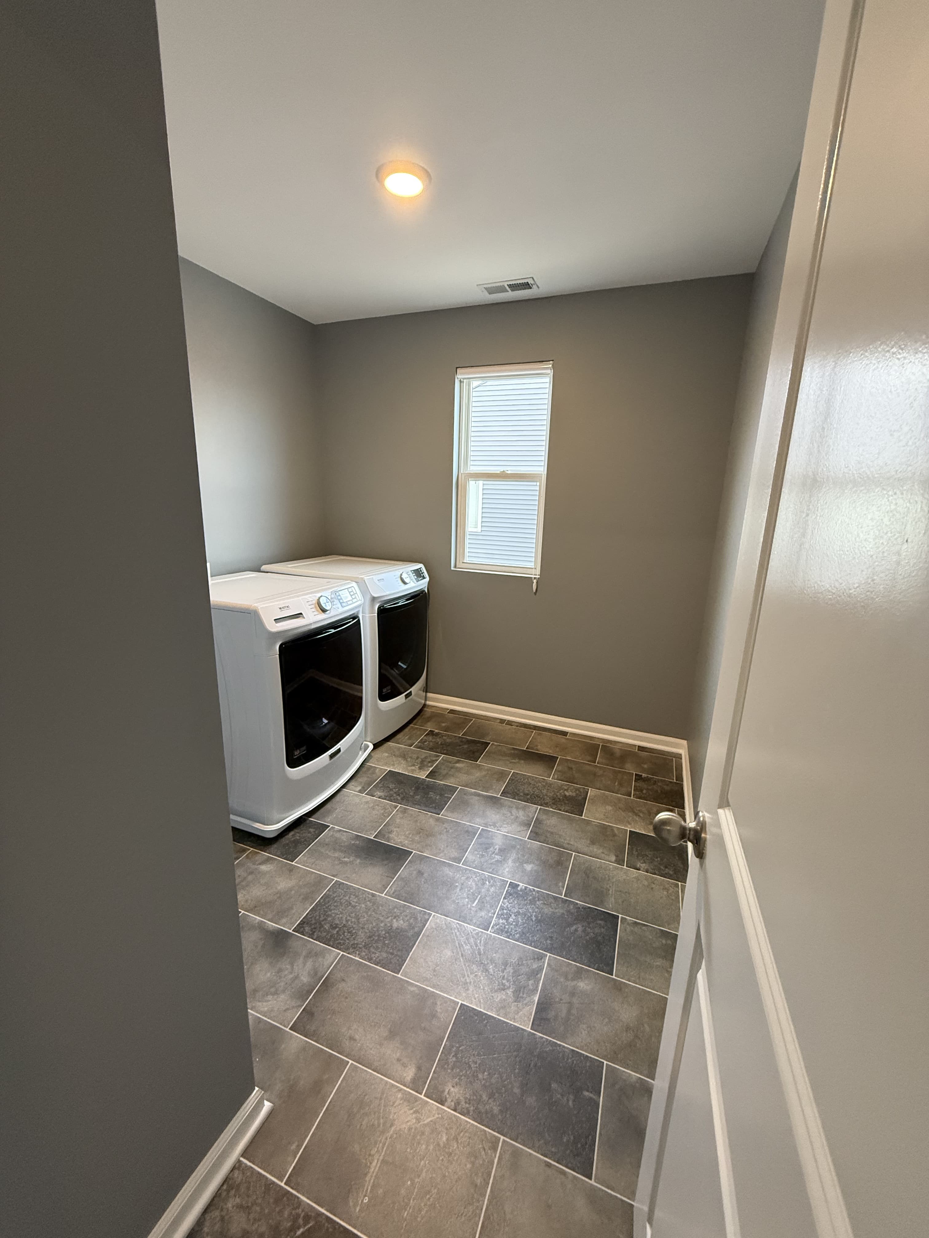 Clean laundry room ready for move-out inspection by DSM Cleaning Solutions in Romeoville IL